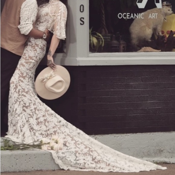 Daughter’s of Simone “Wren” wedding dress. Worn once for photos. Size Medium. - Picture 9 of 9